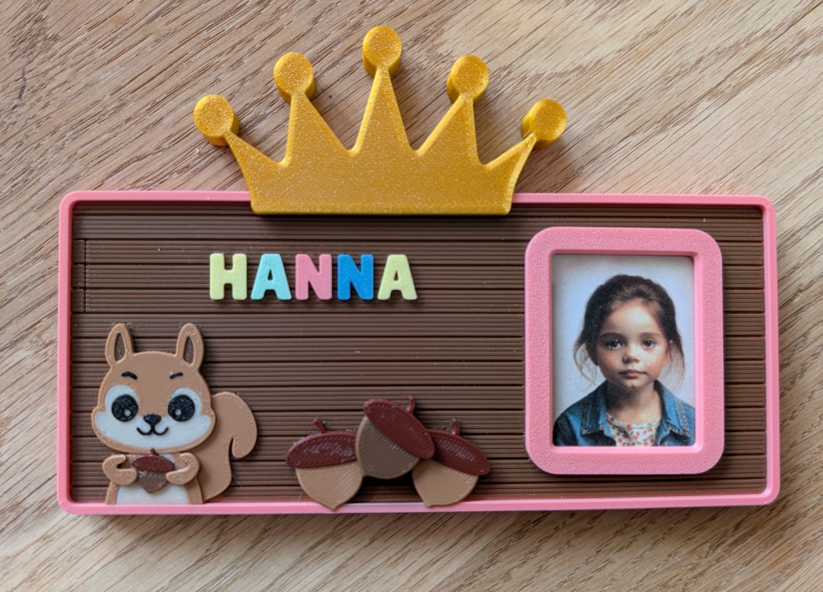 Namensschild mit aufgesteckter Geburtstagskrone